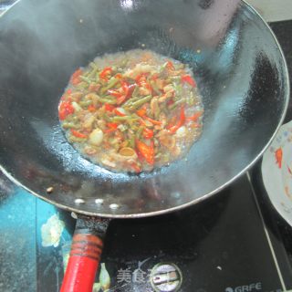 蒜片红椒咸豆角炒肉的做法步骤：8