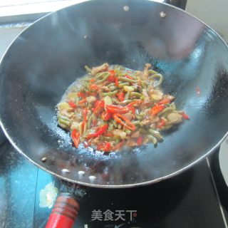 蒜片红椒咸豆角炒肉的做法步骤：10