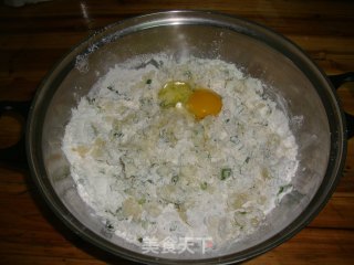 【香葱土豆饼】----葱香味浓，香脆可口的做法步骤：2