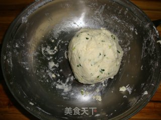 【香葱土豆饼】----葱香味浓，香脆可口的做法步骤：3