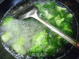 香菇炒西兰花的做法步骤：5
