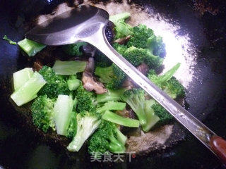香菇炒西兰花的做法步骤：7