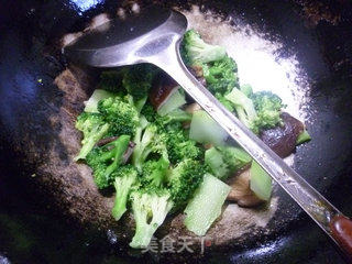 香菇炒西兰花的做法步骤：10