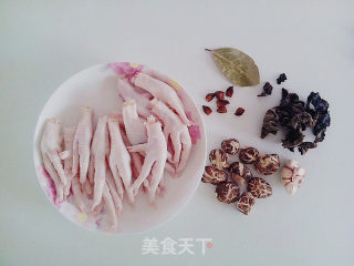 花菇焖凤爪的做法步骤：1