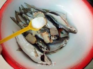 河鱼酸菜汤的做法步骤：1