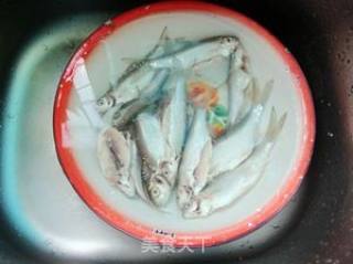香酥小河鱼的做法步骤：1
