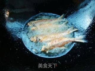 香酥小河鱼的做法步骤：5