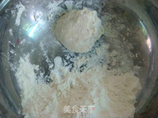 家庭葱油饼的做法步骤：1