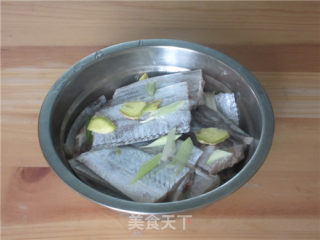 红烧带鱼的做法步骤：1