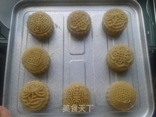 广式白莲蓉蛋黄月饼的做法步骤：7