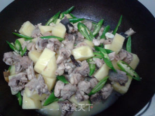 土豆烧鸡的做法步骤：7
