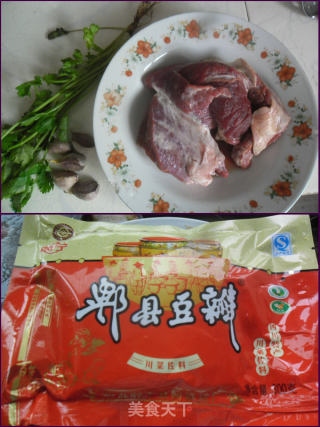 土豆烧牛肉——简便的做法步骤：1