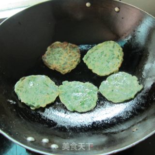 韭菜煎饼的做法步骤：7