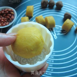 熟面花生馅月饼的做法步骤：6