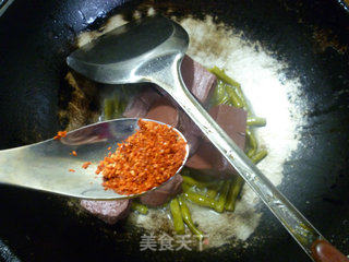 酸带豆炒鹅血的做法步骤：6