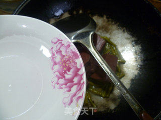 酸带豆炒鹅血的做法步骤：7