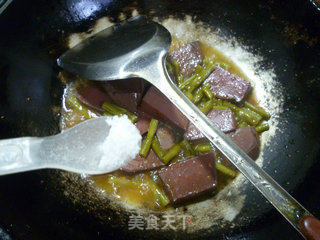 酸带豆炒鹅血的做法步骤：9