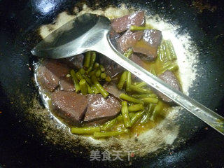 酸带豆炒鹅血的做法步骤：11