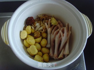 抗秋燥补水滋养靓汤【板栗百合煲鸡脚】的做法步骤：5