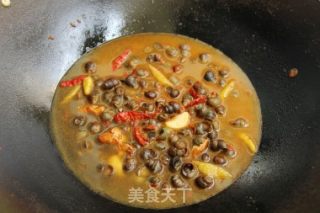 香辣田螺的做法步骤：5