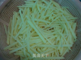 【三色土豆丝】---最最方便，经济实惠的家常菜的做法步骤：1