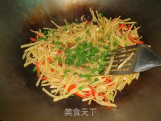 【三色土豆丝】---最最方便，经济实惠的家常菜的做法步骤：5