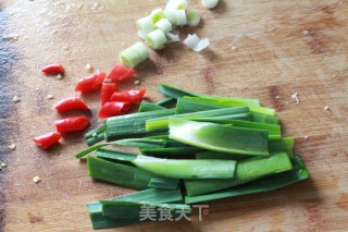 简单版回锅肉的做法步骤：1