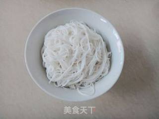 豆芽牛肉炒米线的做法步骤：1
