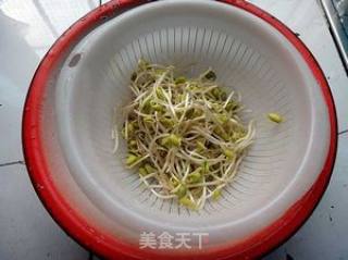 豆芽牛肉炒米线的做法步骤：2