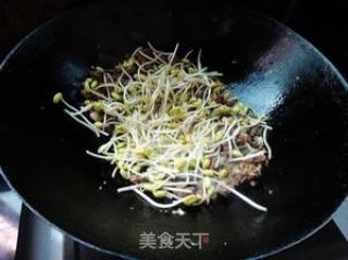 豆芽牛肉炒米线的做法步骤：5