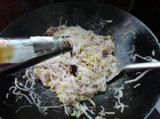 豆芽牛肉炒米线的做法步骤：7