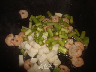 芦笋山药丁炒虾仁的做法步骤：8