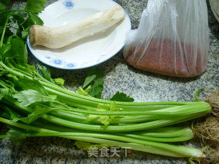 杏鲍菇炒芹菜的做法步骤：1