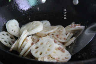 双椒戏藕的做法步骤：2