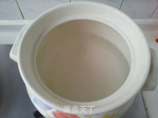 银耳杏仁莲子粥的做法步骤：2
