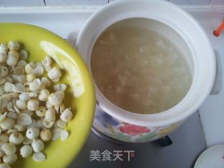 银耳杏仁莲子粥的做法步骤：4