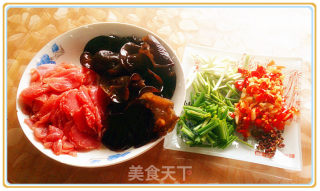 27的烹饪日记——鱼香木耳炒肉片的做法步骤：1