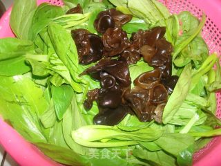 黑木耳炒鸡毛菜的做法步骤：2