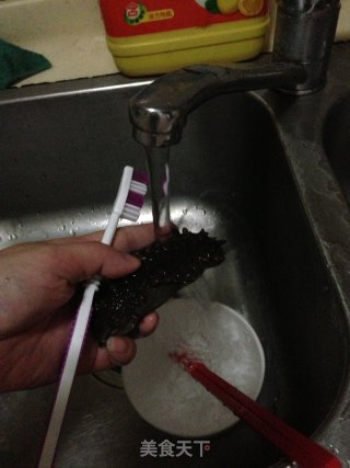 海参鱼胶乌鸡汤的做法步骤：2