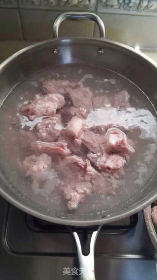 糖醋排骨的做法步骤：1