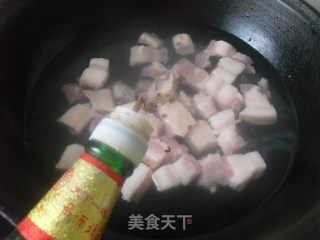 红烧肉炖土豆的做法步骤：2