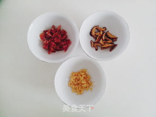 干贝花菇糯米饭 【电饭煲版本】的做法步骤：2