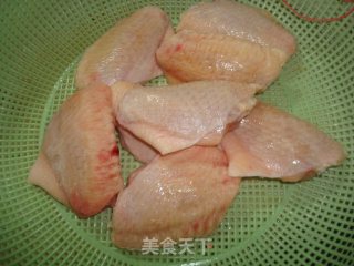 咖喱土豆胡萝卜翅中的做法步骤：1