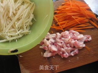 茭白胡萝卜炒肉丝的做法步骤：1