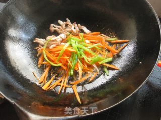 茭白胡萝卜炒肉丝的做法步骤：5