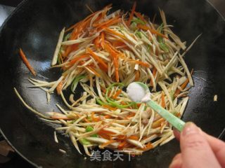 茭白胡萝卜炒肉丝的做法步骤：7