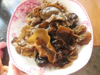 西芹炒黑木耳的做法步骤：1