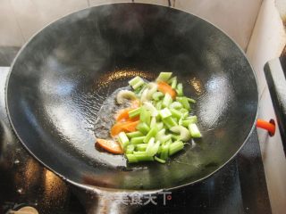 西芹炒黑木耳的做法步骤：5