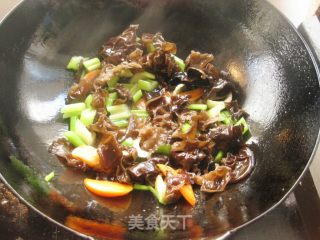 西芹炒黑木耳的做法步骤：6
