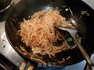 酱炒豆芽的做法步骤：6